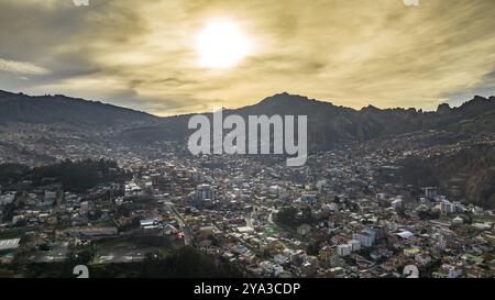 La Paz, Bolivie, vue aérienne survolant le paysage urbain dense. San Miguel, distrique du sud. Amérique du Sud, Amérique du Sud Banque D'Images