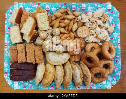 Plateau de bonbons et salés indiens prêts à servir pour les occasions festives. Banque D'Images