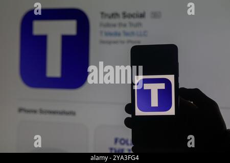 Gaziantep, Turquie. 22 octobre 2021. Le symbole de la nouvelle application de médias sociaux « TRUTH social » du Trump Media and Technology Group. Le lancement de la nouvelle plateforme de médias sociaux a été annoncé par l’ancien président américain Donald Trump. M. Trump, qui a fait un grand usage des médias sociaux pendant sa présidence, a été banni de Twitter et suspendu de Facebook à la suite de la prise d’assaut du Capitole américain par ses partisans en janvier Banque D'Images