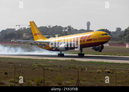 DHL (European Air transport - EAT) Airbus A300B4-622R(F) (REG : d-AEAA) remplaçant la cargaison 757 habituelle. Banque D'Images