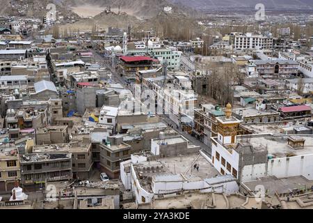 Leh, Inde, 03 avril 2023 : vue en angle élevé de la rue commerçante principale du bazar principal dans le centre-ville, en Asie Banque D'Images