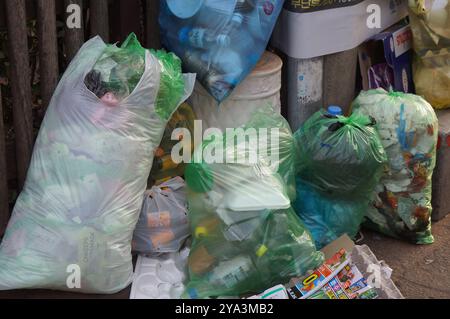 Sacs en plastique usagés déposés dans la rue coréenne Banque D'Images