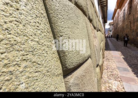 Douze angles en pierre, belle rue étroite et murs de bâtiments dans le centre de Cusco ou Cuzco ville, Pérou. Amérique du Sud Banque D'Images