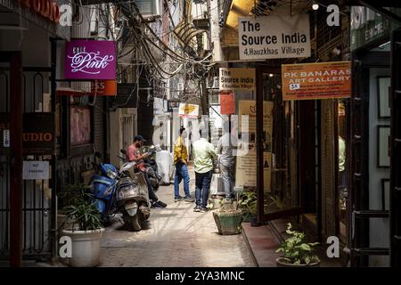 New Delhi, Inde, 30 mars 2023 : les gens et les magasins à Hauz Khas Village voisin boorhoud, Asie Banque D'Images