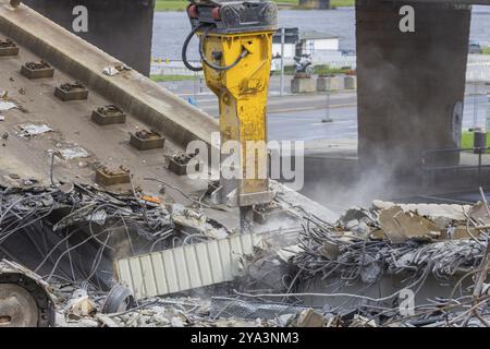 Après l'effondrement de certaines parties du pont Carola, les travaux de démolition ont commencé du côté de la vieille ville. Les sections du pont du côté de la vieille ville ont été démantelées Banque D'Images