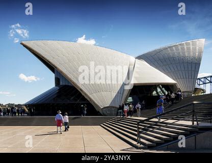 Les touristes visitant l'opéra de sydney détails emblématiques en australie par jour ensoleillé Banque D'Images