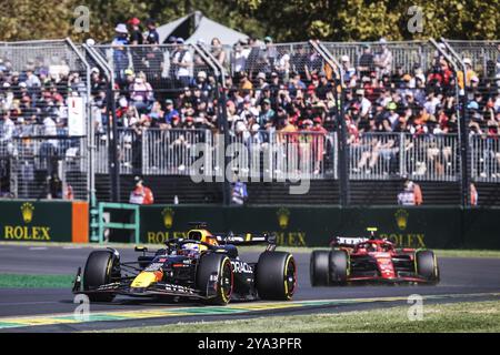 MELBOURNE, AUSTRALIE, le 24 MARS : Max Verstappen, des pays-Bas, pilote l'Oracle Red Bull Racing RB20 et dirige Carlos Sainz, d'Espagne, et Scuderia Banque D'Images