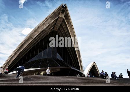 Les touristes visitant l'opéra de sydney détails emblématiques en australie par jour ensoleillé Banque D'Images