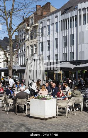 Hasselt, Limbourg, Belgique, 04 12 2022, terrasses de cafés animées dans la vieille ville un jour de source chaude, Europe Banque D'Images