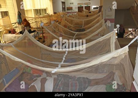 Dhaka, Bangladesh. 10 octobre 2024. Les patients reçoivent un traitement médical car ils souffrent de dengue dans un hôpital de Dhaka, au Bangladesh, le 11 octobre 2024. Photo Habibur Rahman/ABACAPRESS. COM Credit : Abaca Press/Alamy Live News Banque D'Images