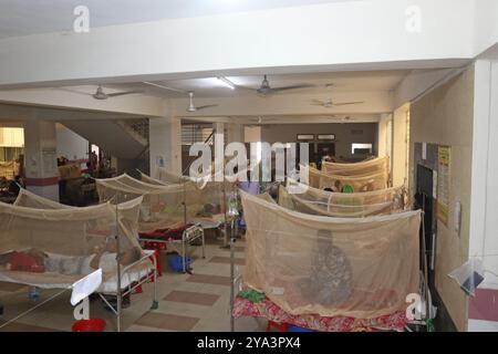 Dhaka, Bangladesh. 10 octobre 2024. Les patients reçoivent un traitement médical car ils souffrent de dengue dans un hôpital de Dhaka, au Bangladesh, le 11 octobre 2024. Photo Habibur Rahman/ABACAPRESS. COM Credit : Abaca Press/Alamy Live News Banque D'Images