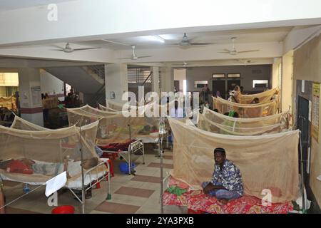 Dhaka, Bangladesh. 10 octobre 2024. Les patients reçoivent un traitement médical car ils souffrent de dengue dans un hôpital de Dhaka, au Bangladesh, le 11 octobre 2024. Photo Habibur Rahman/ABACAPRESS. COM Credit : Abaca Press/Alamy Live News Banque D'Images