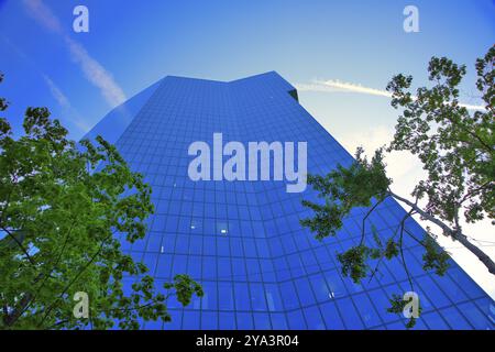 Moderne, imposant bâtiment en verre contre un ciel bleu et des nuages, flanqué d'arbres, Prime Tower, Zurich, façade en verre, réflexions, Canton de Zurich, SW Banque D'Images