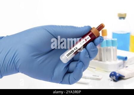 COVID 19 personne tenant un tube à essai avec coronavirus, dans le laboratoire Banque D'Images