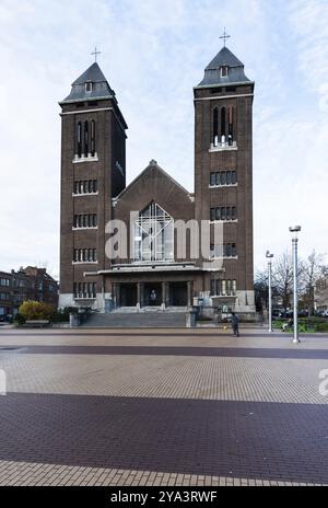 Neder-over-Heembeek, Bruxelles, Belgique, 12 11 2021 : place et église du village de banlieue, Europe Banque D'Images