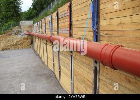 La conduite des eaux usées à l'entrée d'une station d'épuration des eaux usées a été déplacée pour des travaux de conversion Banque D'Images