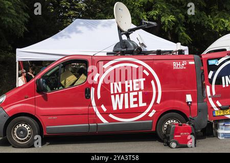 Saint Gilles, Bruxelles, Belgique, 07 08 2019 : Van rouge de la société de radiodiffusion néerlandaise RH Producties BV in het Wiel à propos du Tour de France cycliste R Banque D'Images