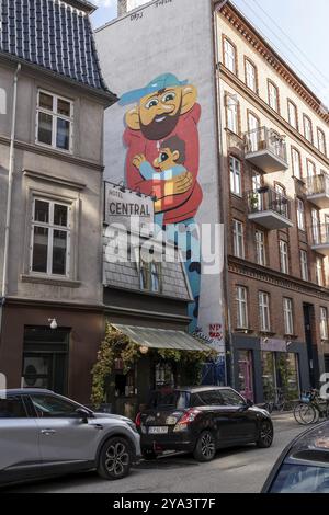 Copenhague, Danemark, 16 octobre 2022 : vue extérieure de l'hôtel central et du café avec des personnes assises à l'extérieur, Europe Banque D'Images