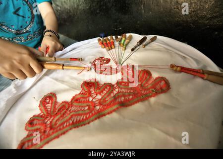 Une femme triant des motifs décoratifs sur le textile à l'aide d'un outil traditionnel à Sawahlunto, Sumatra Ouest, Indonésie. Banque D'Images