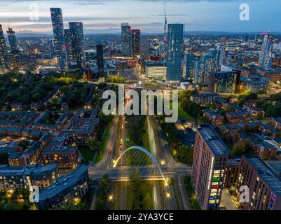 Image aérienne au-dessus de Princess Road à Hulme, Manchester. Banque D'Images