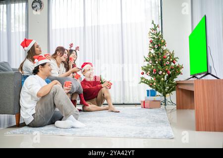 amis de groupe regardant le film ensemble noël Banque D'Images