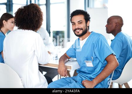 Portrait, groupe et sourire du médecin, des soins de santé et des collègues à la cafétéria, la conversation et l'hôpital. Équipe, interne et professionnel médical en clinique Banque D'Images