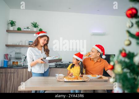 mère asiatique préparant le dîner la nuit de noël Banque D'Images