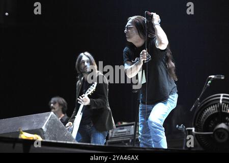 Udine Italie 19/05/2010 : Francesco Sarcina chanteur du groupe de rock italien le Vibrazioni et Pino Scotto metal chanteur lors du concert live au stade du Frioul Banque D'Images