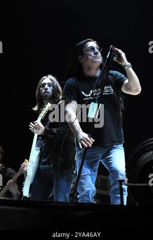 Udine Italie 19/05/2010 : Francesco Sarcina chanteur du groupe de rock italien le Vibrazioni et Pino Scotto metal chanteur lors du concert live au stade du Frioul Banque D'Images