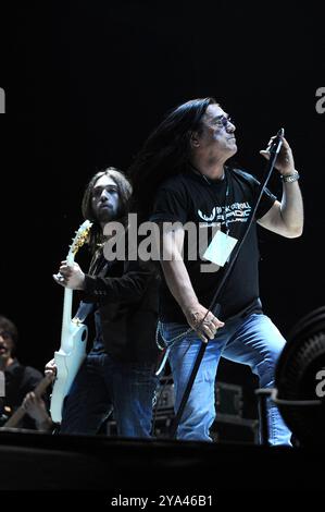 Udine Italie 19/05/2010 : Francesco Sarcina chanteur du groupe de rock italien le Vibrazioni et Pino Scotto metal chanteur lors du concert live au stade du Frioul Banque D'Images