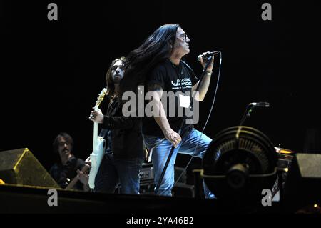 Udine Italie 19/05/2010 : Francesco Sarcina chanteur du groupe de rock italien le Vibrazioni et Pino Scotto metal chanteur lors du concert live au stade du Frioul Banque D'Images