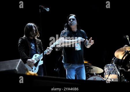 Udine Italie 19/05/2010 : Francesco Sarcina chanteur du groupe de rock italien le Vibrazioni et Pino Scotto metal chanteur lors du concert live au stade du Frioul Banque D'Images