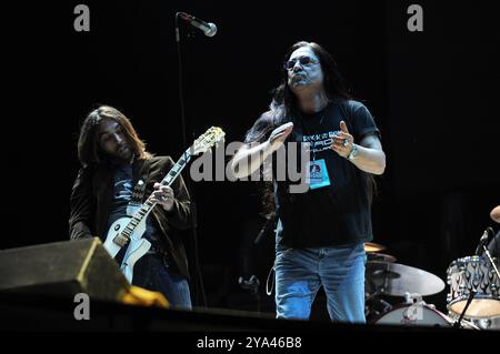 Udine Italie 19/05/2010 : Francesco Sarcina chanteur du groupe de rock italien le Vibrazioni et Pino Scotto metal chanteur lors du concert live au stade du Frioul Banque D'Images