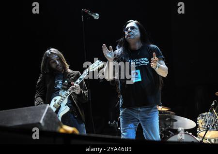 Udine Italie 19/05/2010 : Francesco Sarcina chanteur du groupe de rock italien le Vibrazioni et Pino Scotto metal chanteur lors du concert live au stade du Frioul Banque D'Images