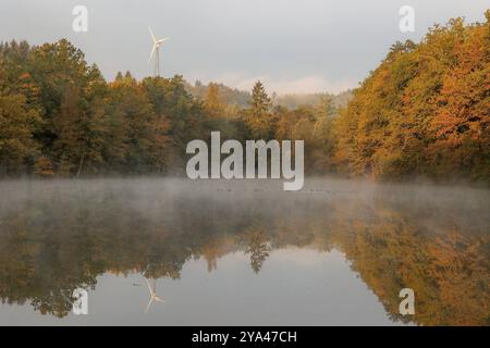 Nach einer Kalten Nacht liegt am Morgen Dunst ueber über dem Rabensteins Weiher à Siegen. Die Baeume Bäume spiegeln sich im Wasser und sind teilweise Herbstlich verfaerbt verfärbt. Herbst im Siegerland AM 12.10.2024 à Siegen/Deutschland. *** Après une nuit froide, la brume se trouve au-dessus du Rabensteins Weiher à Siegen le matin les arbres se reflètent dans l'eau et sont partiellement décolorés à l'automne à Siegerland le 12 10 2024 à Siegen Allemagne Banque D'Images