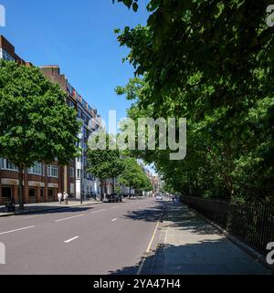 Londres - 06 15 2022 : vue sur Sloane St avec les gens marchant Banque D'Images