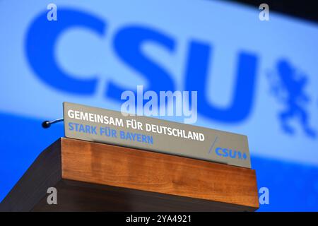 Augsburg, Deutschland. 12 octobre 2024. Logo CSU sur la scène, pupitre. ENSEMBLE POUR L'ALLEMAGNE, FORT POUR LA BAVIÈRE. Devise, conférence du parti CSU 2024 les 11 et 12 octobre 2024 FOIRE COMMERCIALE D'AUGSBOURG? Crédit : dpa/Alamy Live News Banque D'Images