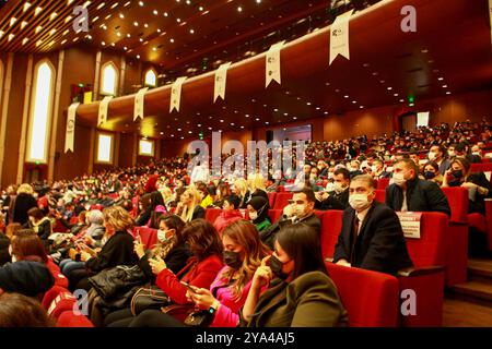 Gaziantep, Turquie. 23 décembre 2021. Le Forum G3 au Centre de congrès et d'art de la ville de Gaziantep, dans le sud de la Turquie. L’événement, qui visait à sensibiliser à l’entrepreneuriat et à diffuser la culture entrepreneuriale, a réuni des responsables turcs, des représentants d’ONG, des hommes d’affaires et des entrepreneurs. Le Forum a été accueilli par la Chambre d'industrie de Gaziantep (GSO), la Chambre de commerce de Gaziantep (GTO) et la Bourse de marchandises de Gaziantep (GTB), tout en étant coordonné par l'Union des chambres et bourses de marchandises de Turquie (TOBB) et l'Association Habitat, GEN Turquie Banque D'Images