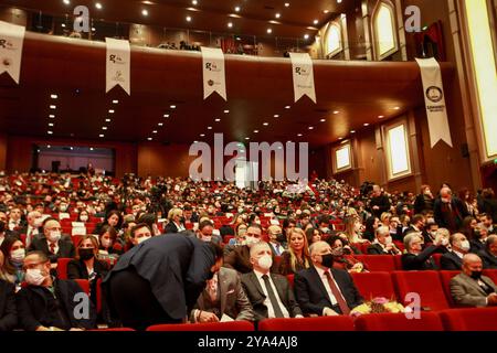 Gaziantep, Turquie. 23 décembre 2021. Le Forum G3 au Centre de congrès et d'art de la ville de Gaziantep, dans le sud de la Turquie. L’événement, qui visait à sensibiliser à l’entrepreneuriat et à diffuser la culture entrepreneuriale, a réuni des responsables turcs, des représentants d’ONG, des hommes d’affaires et des entrepreneurs. Le Forum a été accueilli par la Chambre d'industrie de Gaziantep (GSO), la Chambre de commerce de Gaziantep (GTO) et la Bourse de marchandises de Gaziantep (GTB), tout en étant coordonné par l'Union des chambres et bourses de marchandises de Turquie (TOBB) et l'Association Habitat, GEN Turquie Banque D'Images