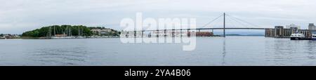 Stavanger City Bridge, un remarquable pont à haubans, enjambe le détroit de Straumsteinsundet à Stavanger, en Norvège, reliant la ville à Grasholmen et Søl Banque D'Images