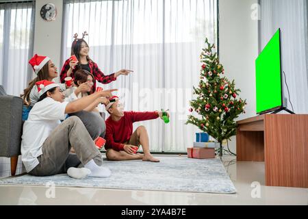 groupe d'amis asiatiques regardant la télévision noël Banque D'Images