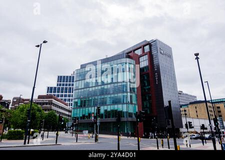 Leeds Angleterre : 4 juin 2024 : le bâtiment du conseil municipal de Leeds se dresse haut contre un ciel nuageux, mettant en valeur son architecture distinctive. La signalisation p Banque D'Images
