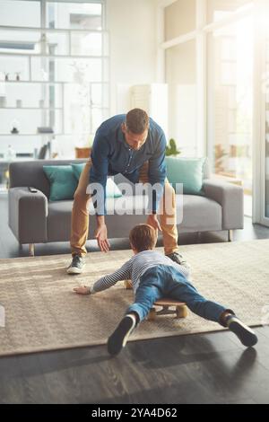 Homme, enfant et jouer avec le skateboard à la maison pour le développement, l'activité et le collage le week-end. Famille, père et fils pondant avec soutien dans la vie Banque D'Images