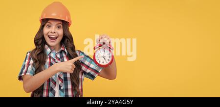 il est temps de rénover. délai prolongé. tôt le matin. carrière future. réparation. Un constructeur d'enfants en forme d'affiche horizontale pour casque. En-tête de bannière Banque D'Images