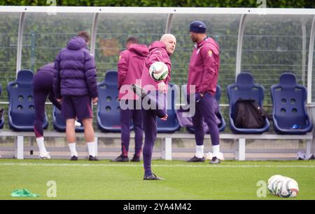 Lee Carsley, entraîneur par intérim de l'Angleterre, lors d'une séance d'entraînement au Tottenham Hotspur Training Ground, à Londres. Date de la photo : samedi 12 octobre 2024. Banque D'Images