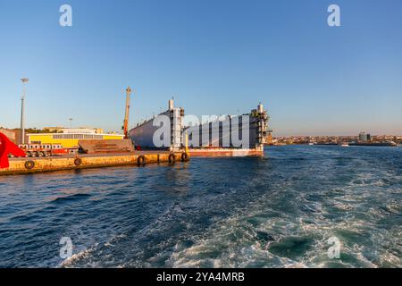 Istanbul, Turkiye - 8 octobre 2024 : quai flottant Kuzey Star de 220 m de long, 48 m de large, pèse 11 000 tonnes et a une capacité de levage de 30 000 tonnes Banque D'Images