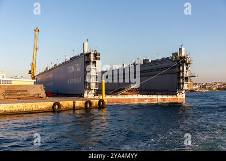 Istanbul, Turkiye - 8 octobre 2024 : quai flottant Kuzey Star de 220 m de long, 48 m de large, pèse 11 000 tonnes et a une capacité de levage de 30 000 tonnes Banque D'Images