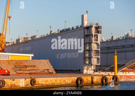 Istanbul, Turkiye - 8 octobre 2024 : quai flottant Kuzey Star de 220 m de long, 48 m de large, pèse 11 000 tonnes et a une capacité de levage de 30 000 tonnes Banque D'Images