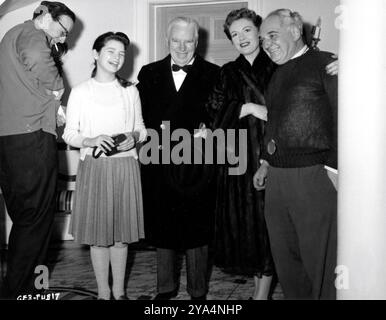 La réalisatrice CY ENDFIELD MANDY MILLER Set Visitor CHARLIE CHAPLIN PHYLLIS CALVERT et le directeur de la photographie OTTO HELLER sur le plateau Candid lors du tournage aux Nettlefold film Studios, Walton-on-Thames, Surrey, Angleterre de l'ENFANT DANS LA MAISON 1956 réalisateur / scénario CY ENDFIELD Novel Janet McNeill Golden Era film Distributors (GEF) / Ward's Motion Picture Co. / Laureate films Ltd. / Eros films Banque D'Images