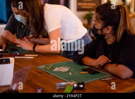 Atelier de formation d'équipe de petite entreprise en utilisant des outils et un tapis de mesure vert sur une table en bois. Doha, Qatar 7 février 2021 Banque D'Images